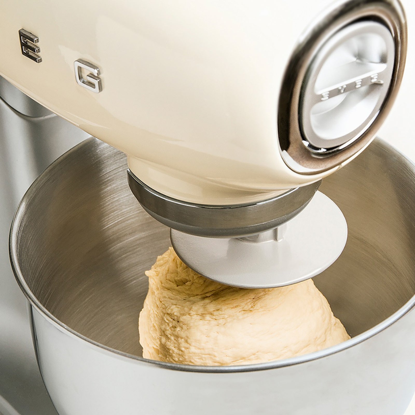 SMEG HAMUR KARIŞTIRMA MAKİNESİ CREAM SMF02CREU