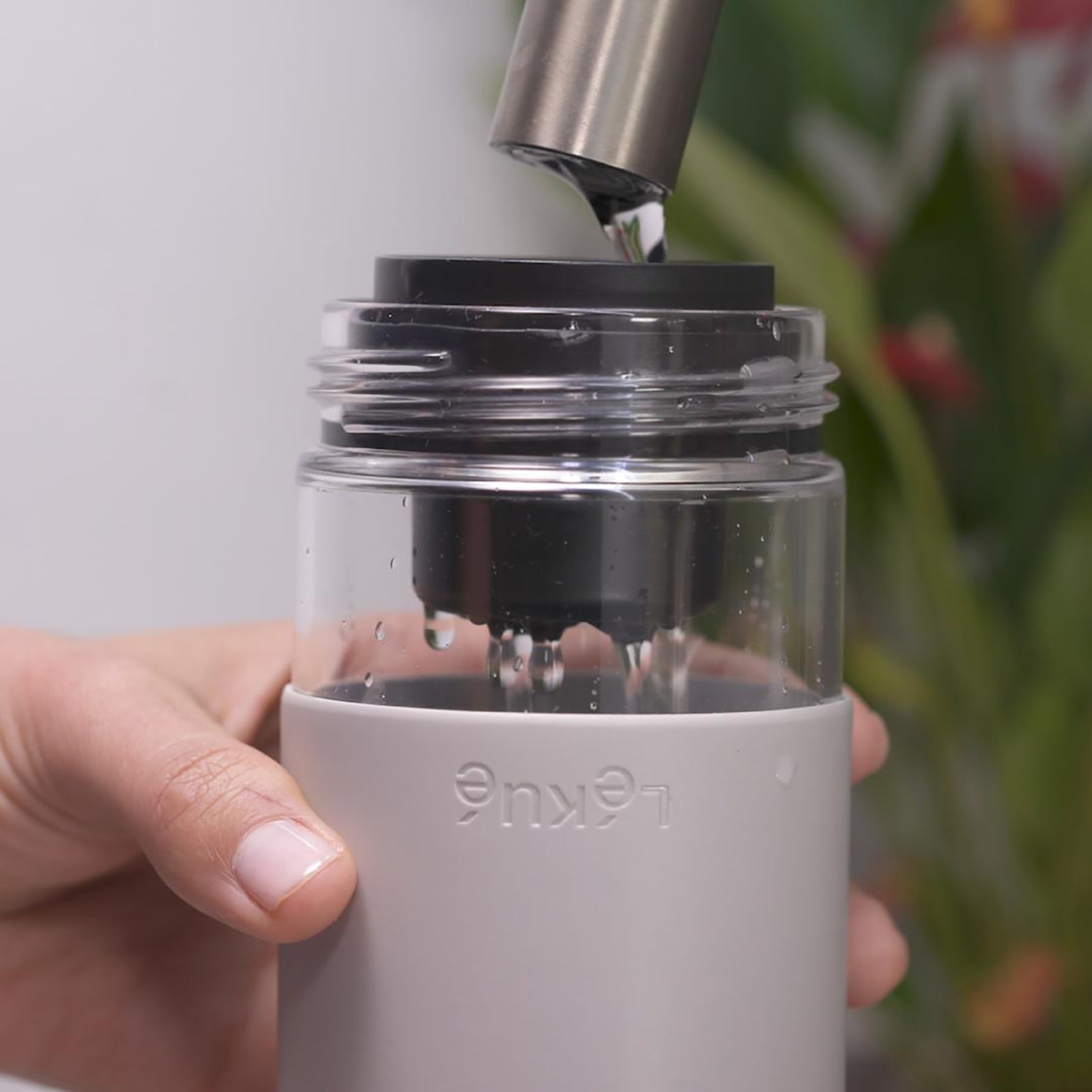 Lekue To Go Gri Filtreli Su Şişesi 600 ml
